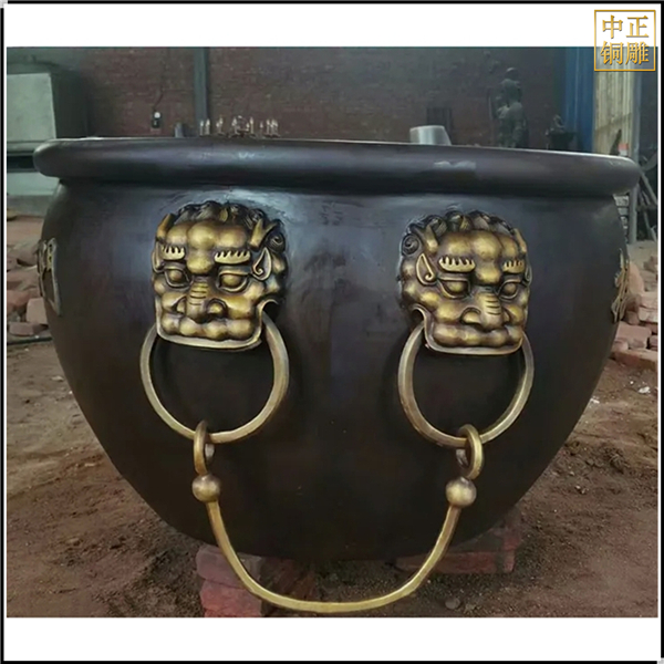 帶獅頭銅缸雕塑.jpg